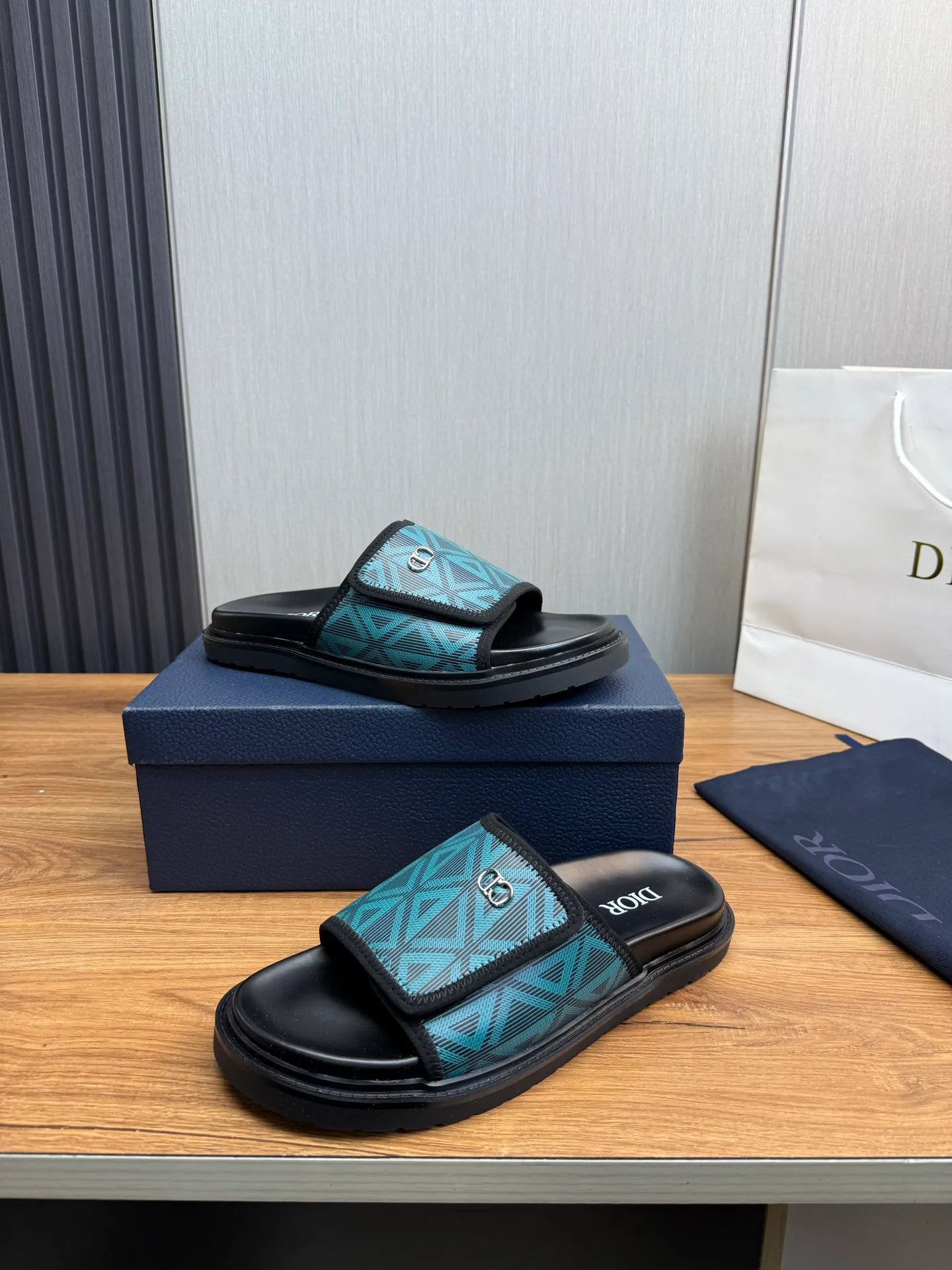 Men's shoes 💰320💰 Dior. Popular slippers hot sale 🔥 Available all year round ✅ Original original material 🩴 SIZE: 38-46 (45.46 non-refundable)